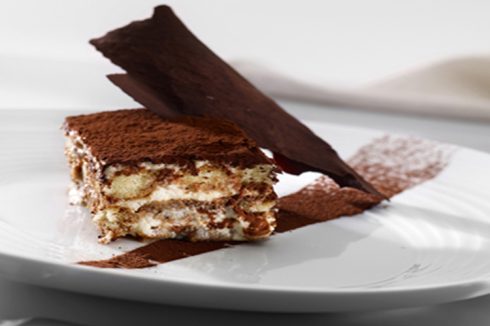 Pastel crudivegano de chocolate, delicioso y saludable